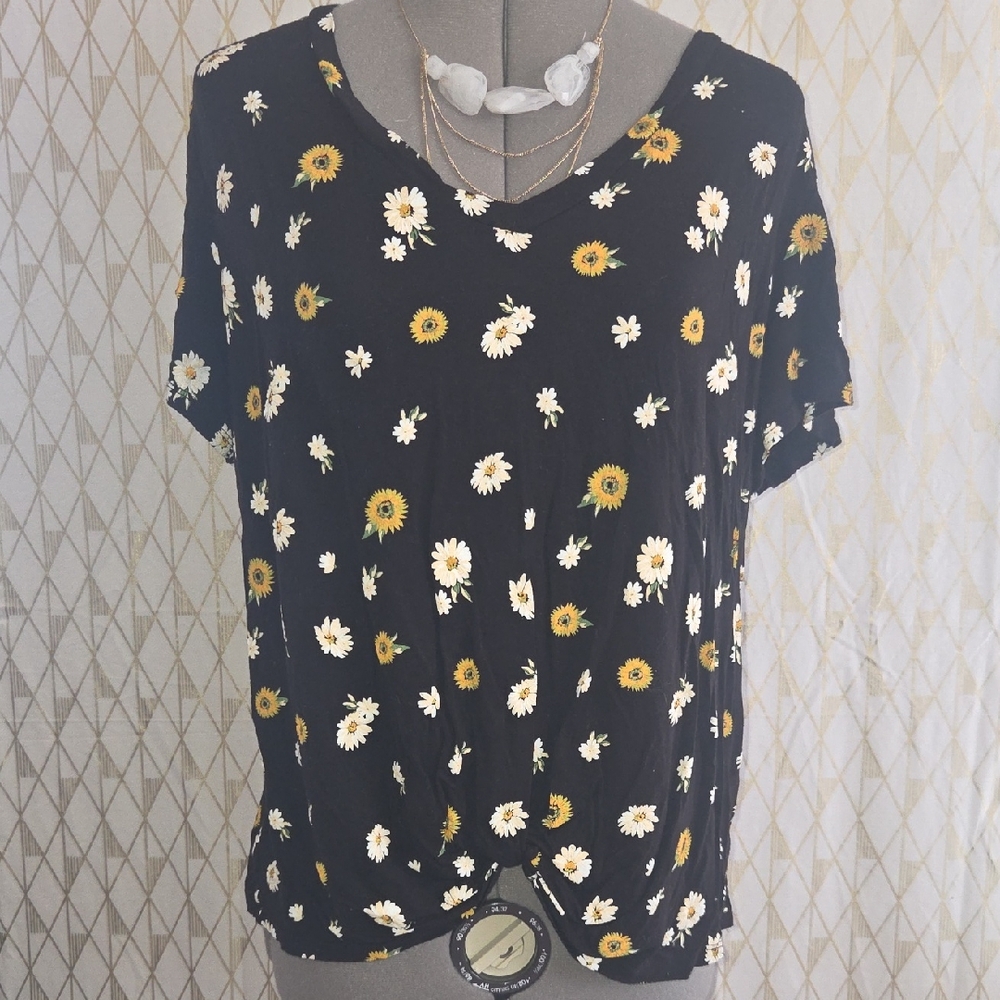 No Boundaries Black Short Sleeve Daisy Print Top